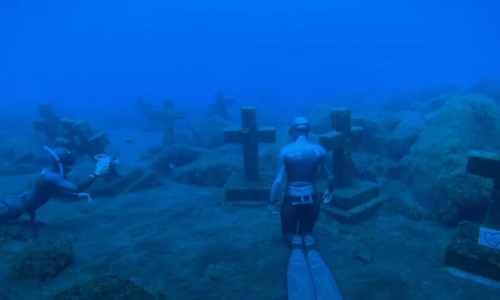 Nghia trang duoi day bien hinh anh