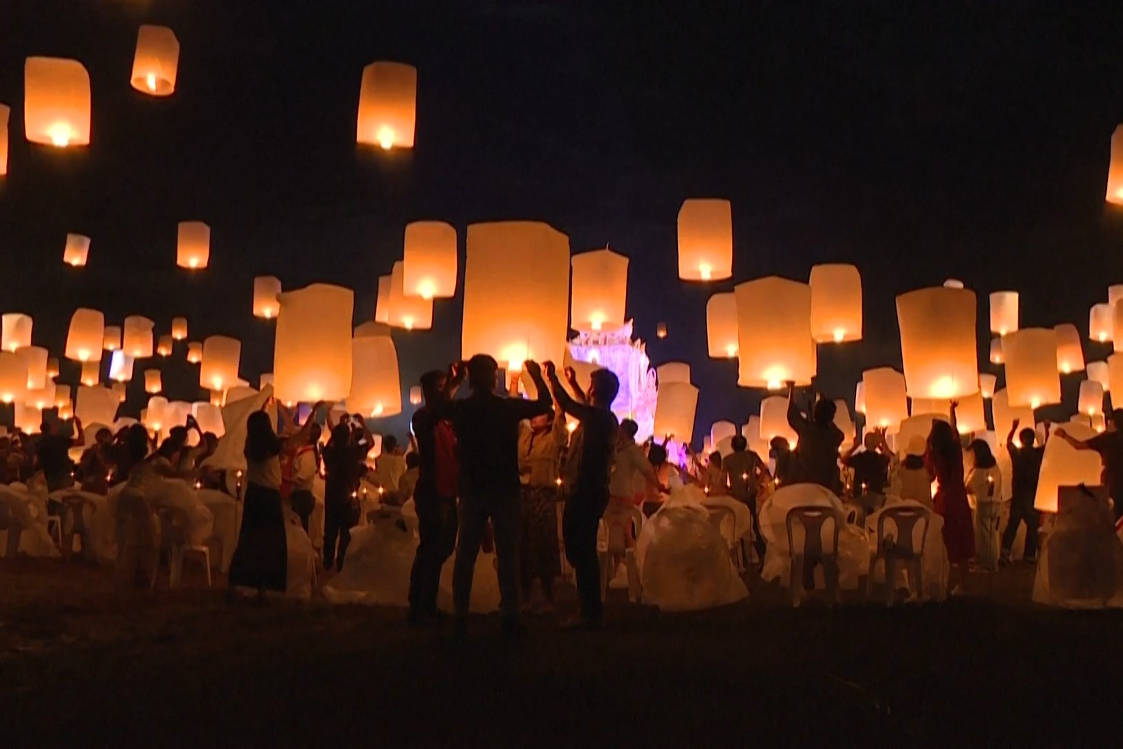 Hang nghin den long thap sang bau troi o Thai Lan hinh anh