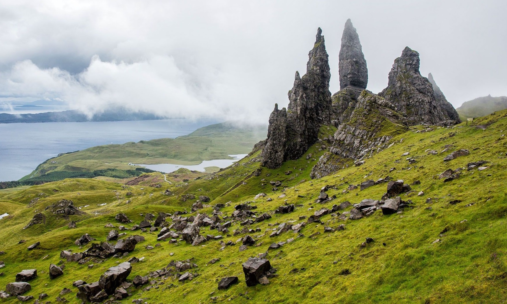 Hon dao huyen bi phu suong mu quanh nam hinh anh