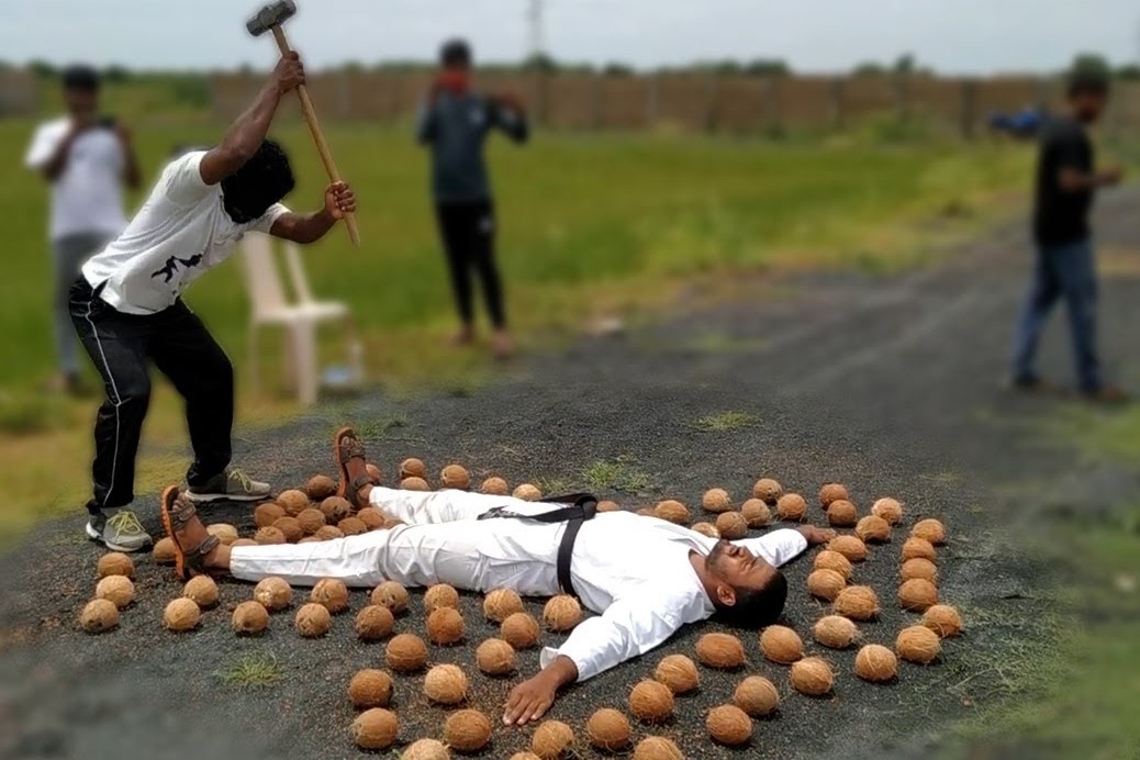 Ky luc nham mat dap vo trai dua trong mot phut hinh anh