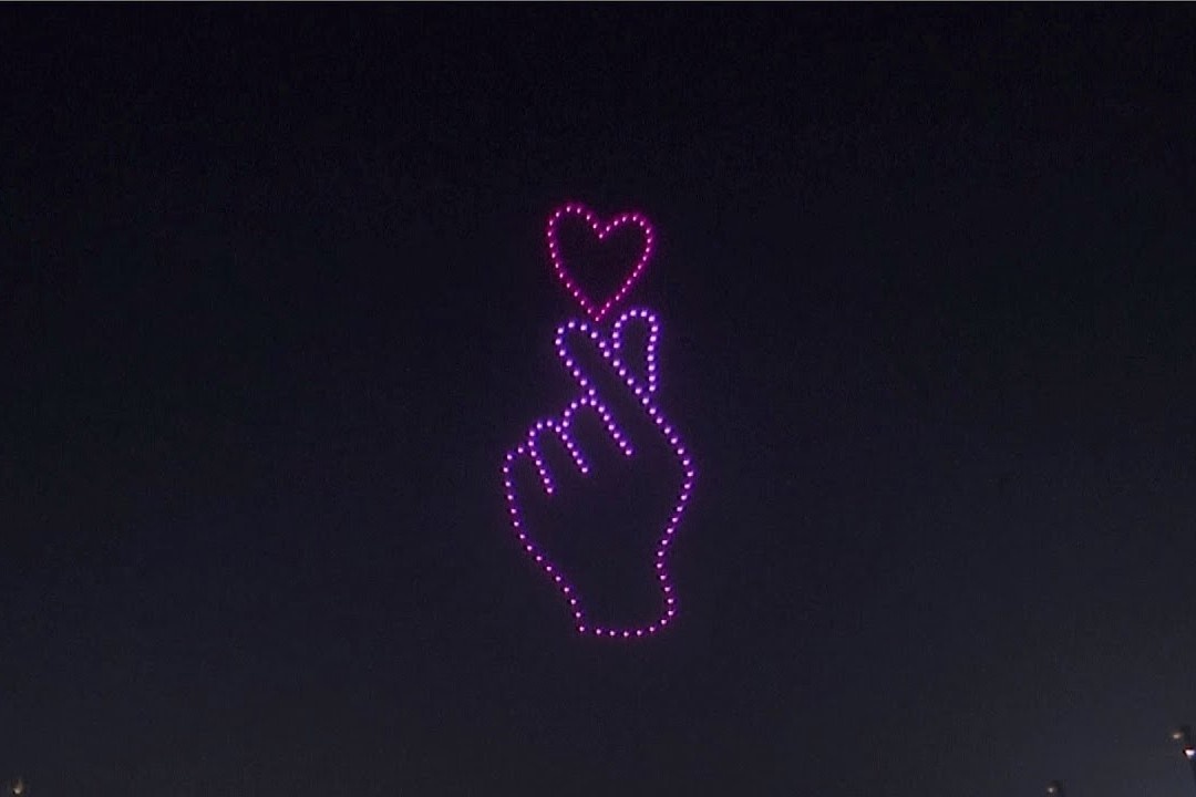 Hang tram drone thap sang bau troi dem o Han Quoc hinh anh