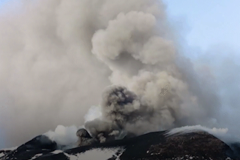 Canh nui lua phun trao luc hoang hon o Italy hinh anh