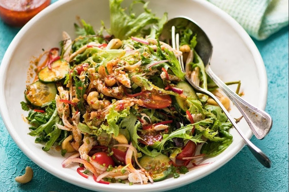 Hoc lam salad thit ga trang kieu Thai hinh anh