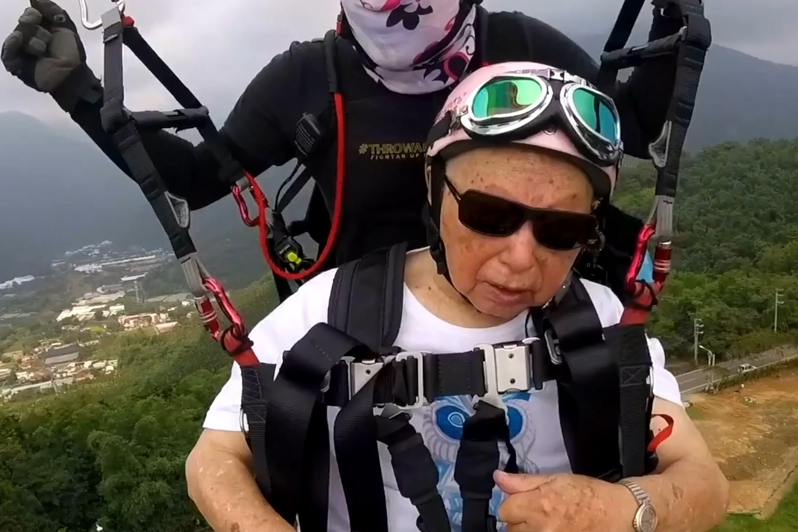 Cu ong 105 tuoi nhay du lap ky luc the gioi hinh anh