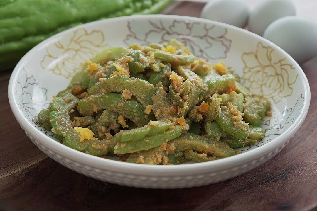 Cong thuc lam kho qua xao trung muoi dua com hinh anh