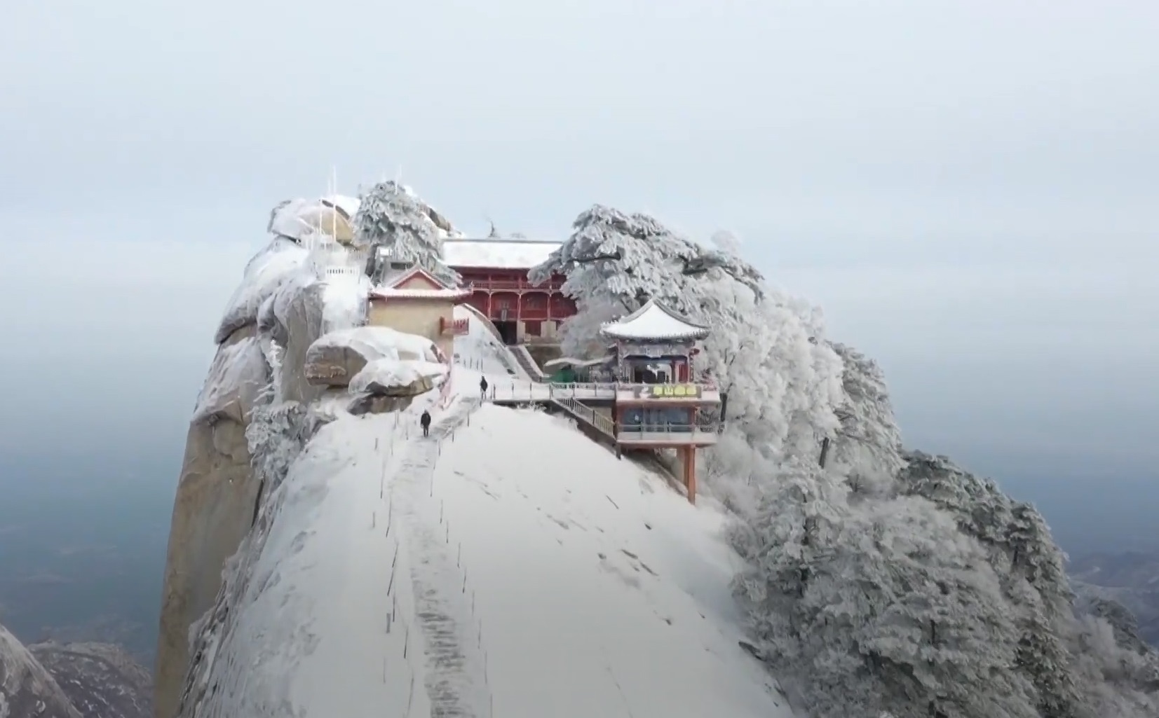 Canh tuyet roi dep nhu tranh tren dinh Hoa Son hinh anh