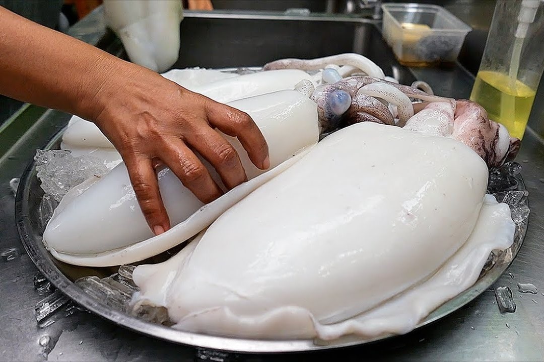 Dau bep Thai che bien muc nang khong lo hinh anh