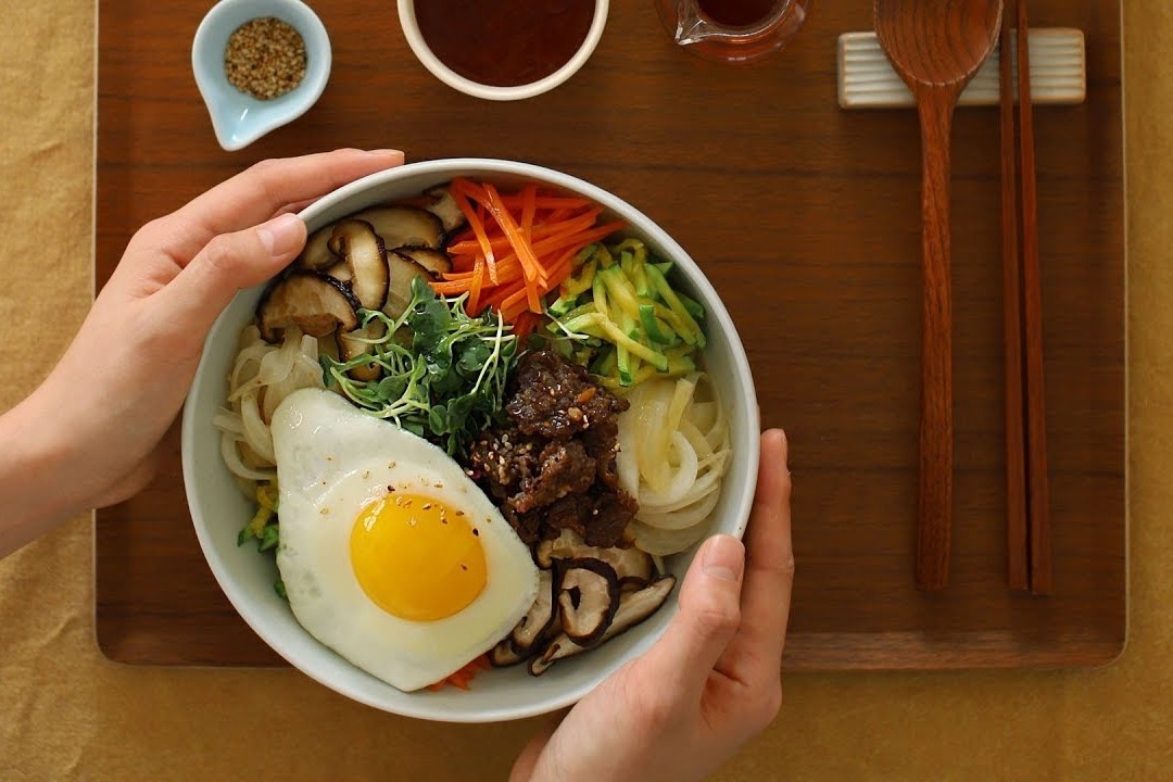 Cach lam com tron thit bo kieu Han Quoc hinh anh