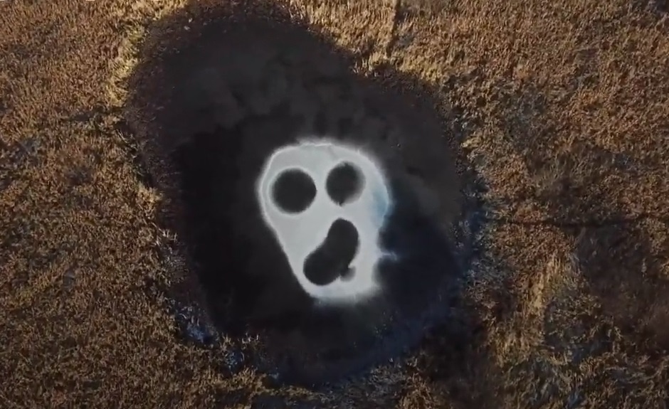 Khuon mat bi an tren ho nuoc o Nga hinh anh