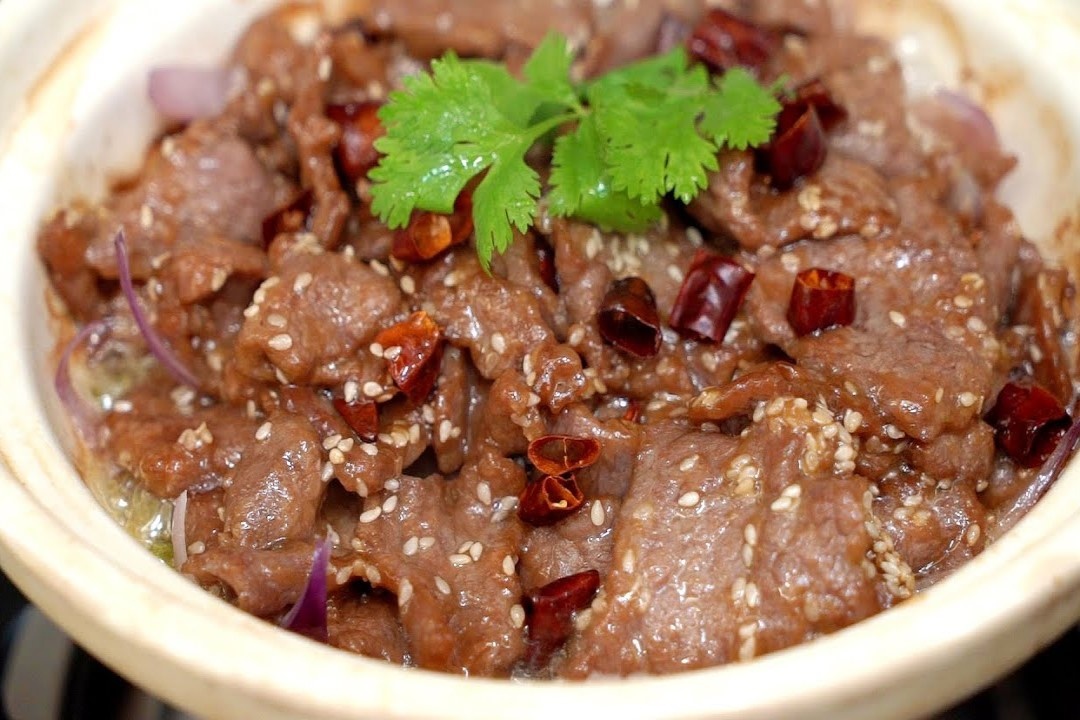 Phuong phap uop va xao thit bo voi hanh, can tay hinh anh