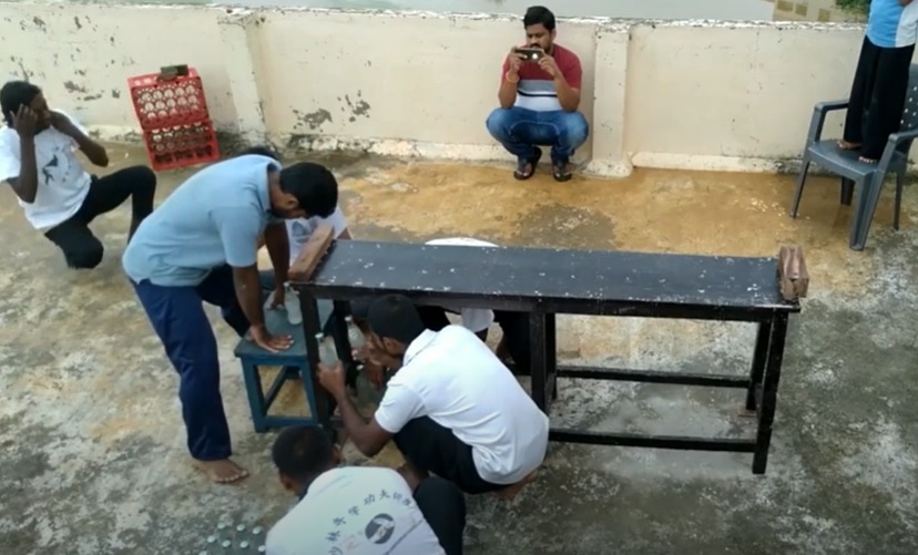 Nguoi dan ong dung dau pha ky luc mo nap chai hinh anh