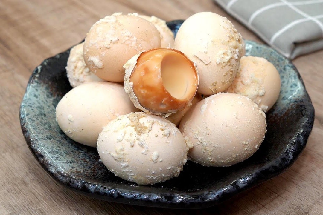 Lam trung nuong muoi bang noi com dien hinh anh