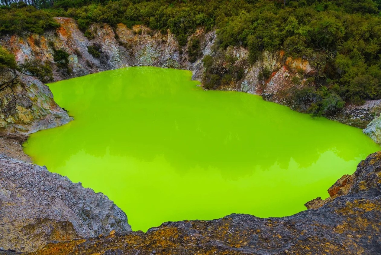 Khu vuc dia nhiet phat anh sang xanh neon hinh anh