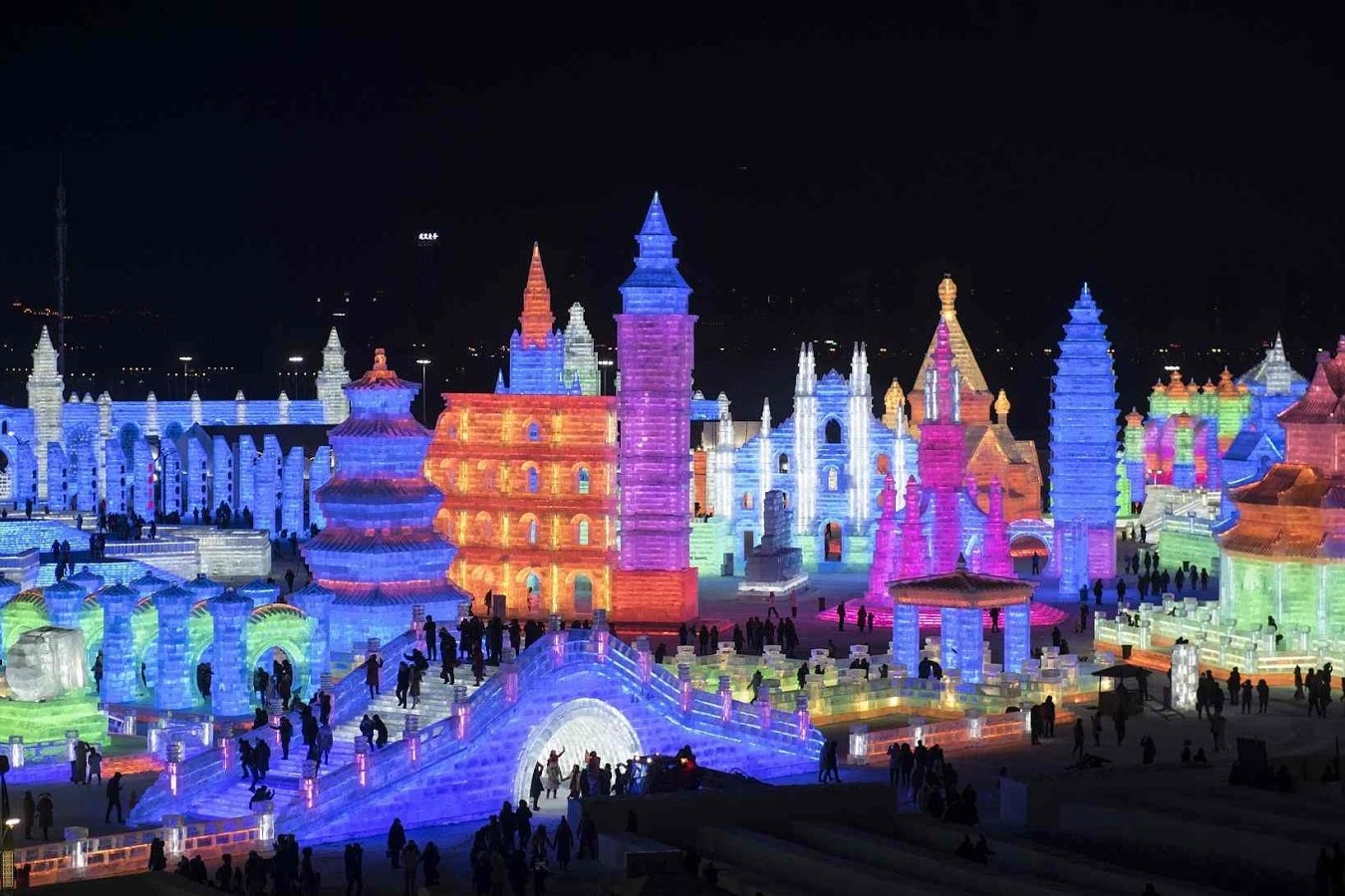 Nguoi Trung Quoc xe bang de to chuc le hoi mua dong lon nhat the gioi hinh anh