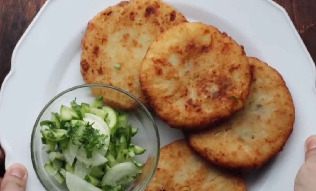 Cach lam banh khoai tay nhan thit chien gion hinh anh