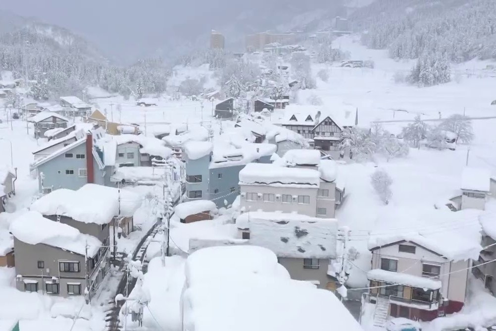 Tuyet day 180 cm bao phu ngoi lang o Nhat hinh anh