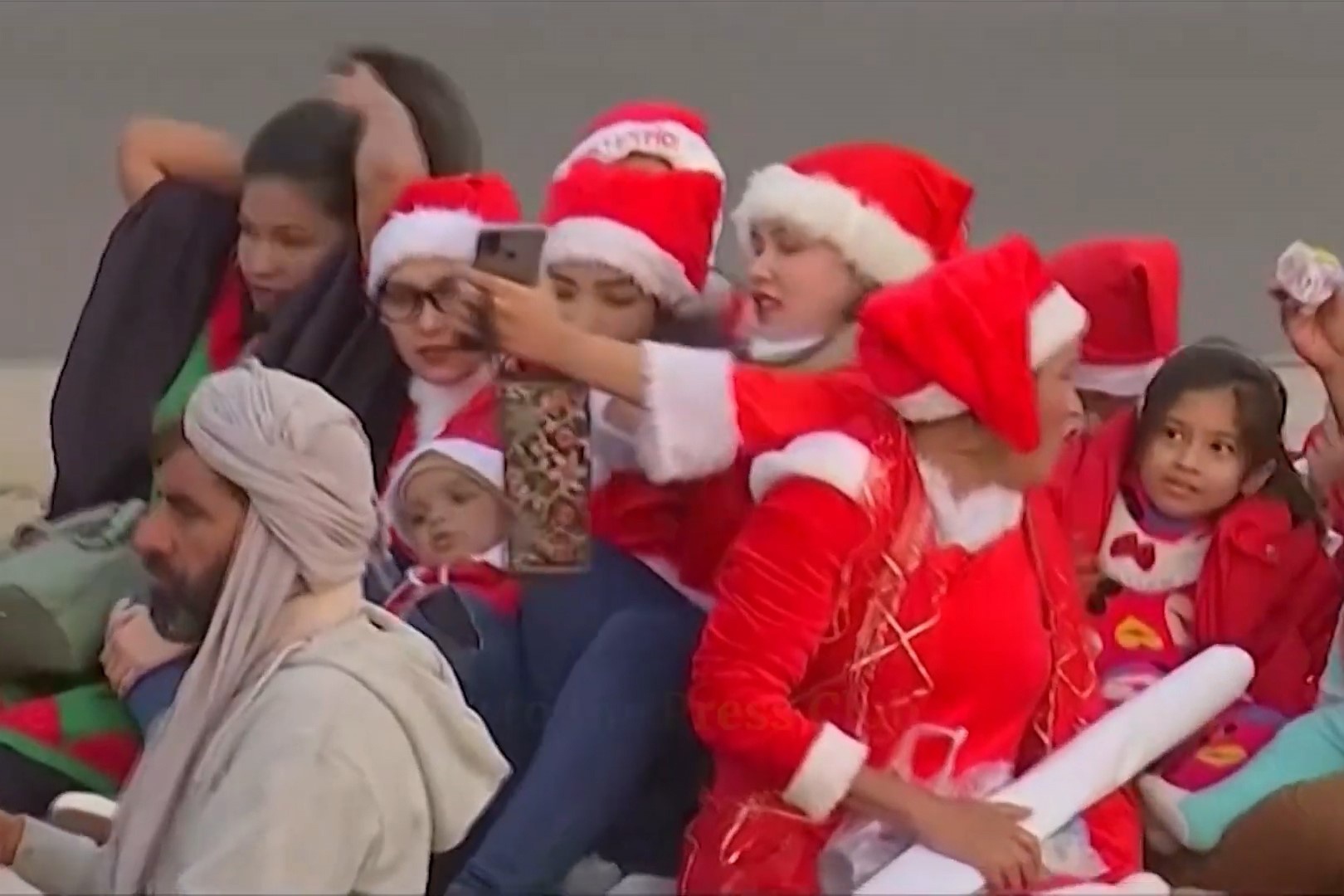 Nguoi Pakistan dieu hanh don Giang sinh bat chap Covid-19 hinh anh