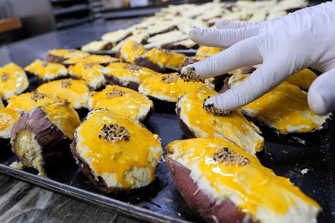 Khoai lang nuong pho mai tren duong pho Han Quoc hinh anh