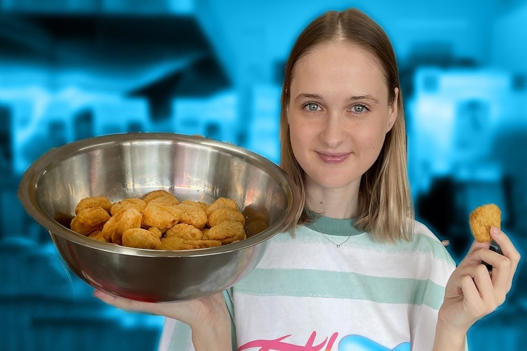 Nguoi mau lap ky luc an nhieu ga chien nhat trong mot phut hinh anh