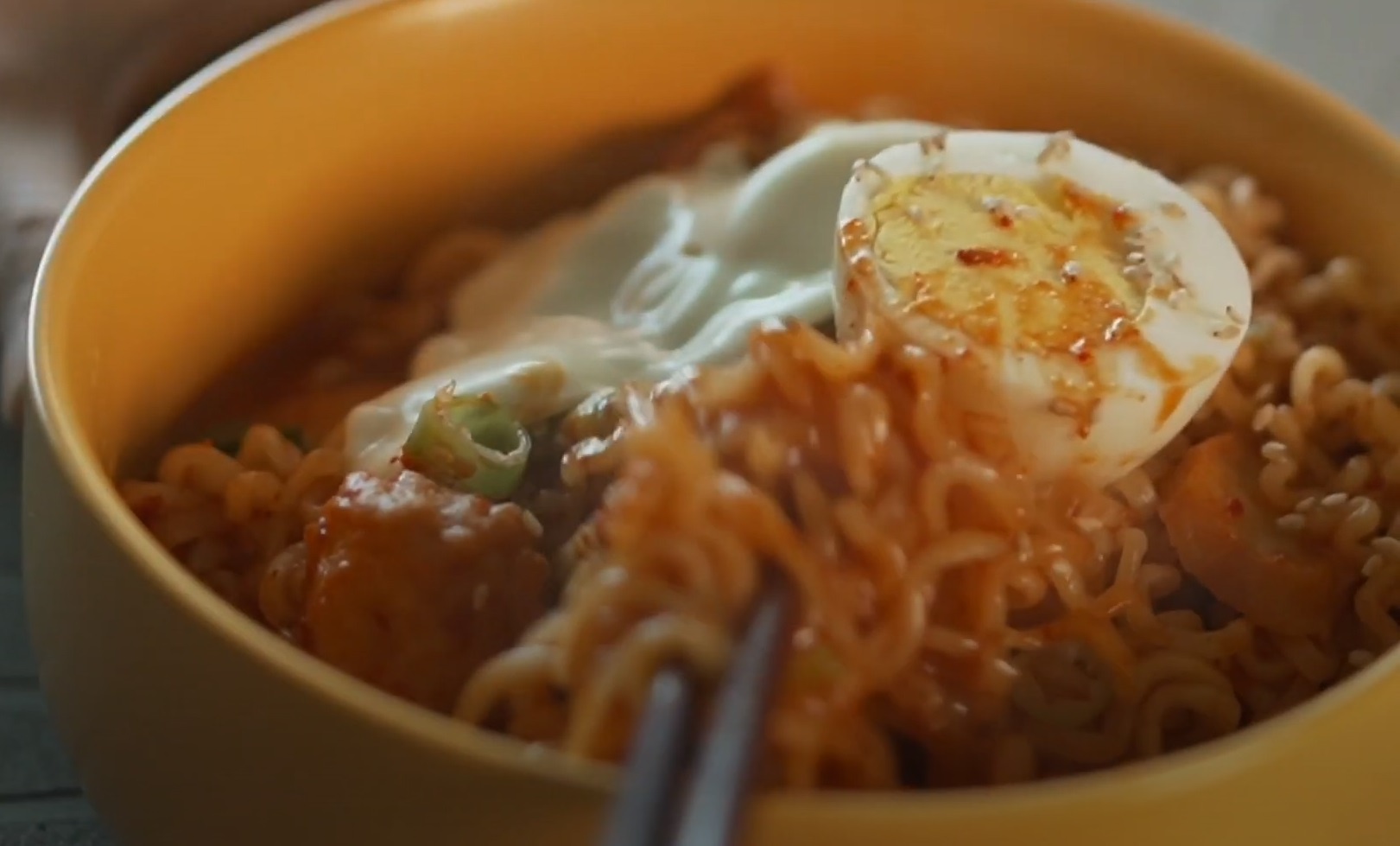 Tu lam mon mi cay rabokki kieu Han Quoc hinh anh