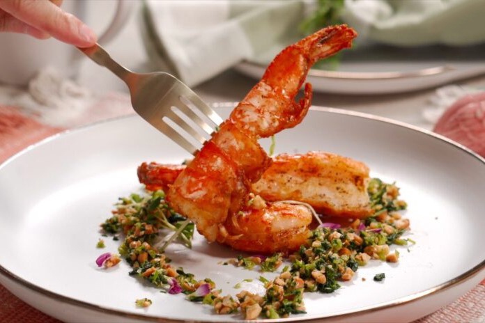 Dau bep day lam tom chien gion voi muoi cay hinh anh