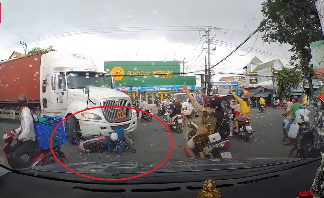 Doi nam nu suyt bi xe dau keo can hinh anh