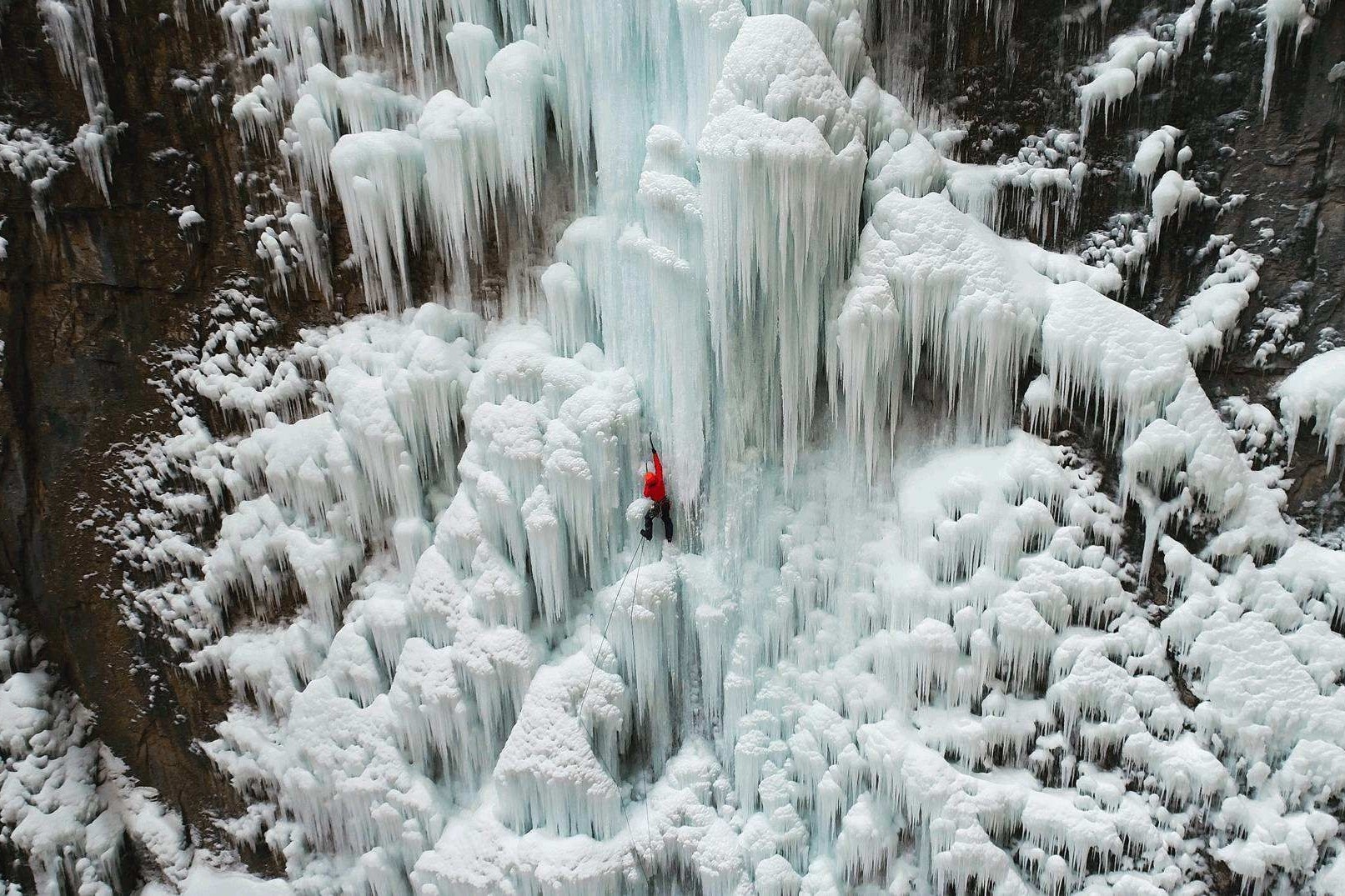 Tuyet mua dong bao phu Thai Hanh Son hinh anh