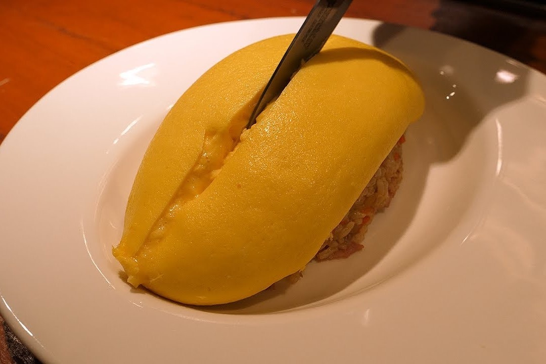 Cach lam com trung op let kieu Nhat hinh anh