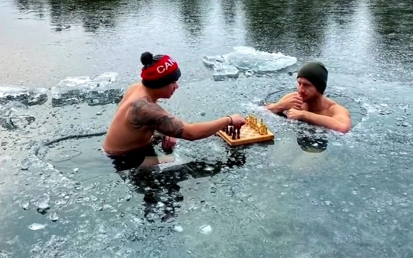 Du khach danh co duoi ho nuoc dong bang hinh anh