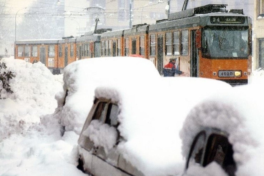 Tuyet bao phu thanh pho Milan hinh anh