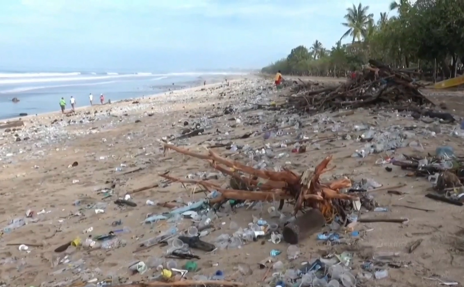 Hang tan rac thai nhua tran ngap bai bien o Bali hinh anh