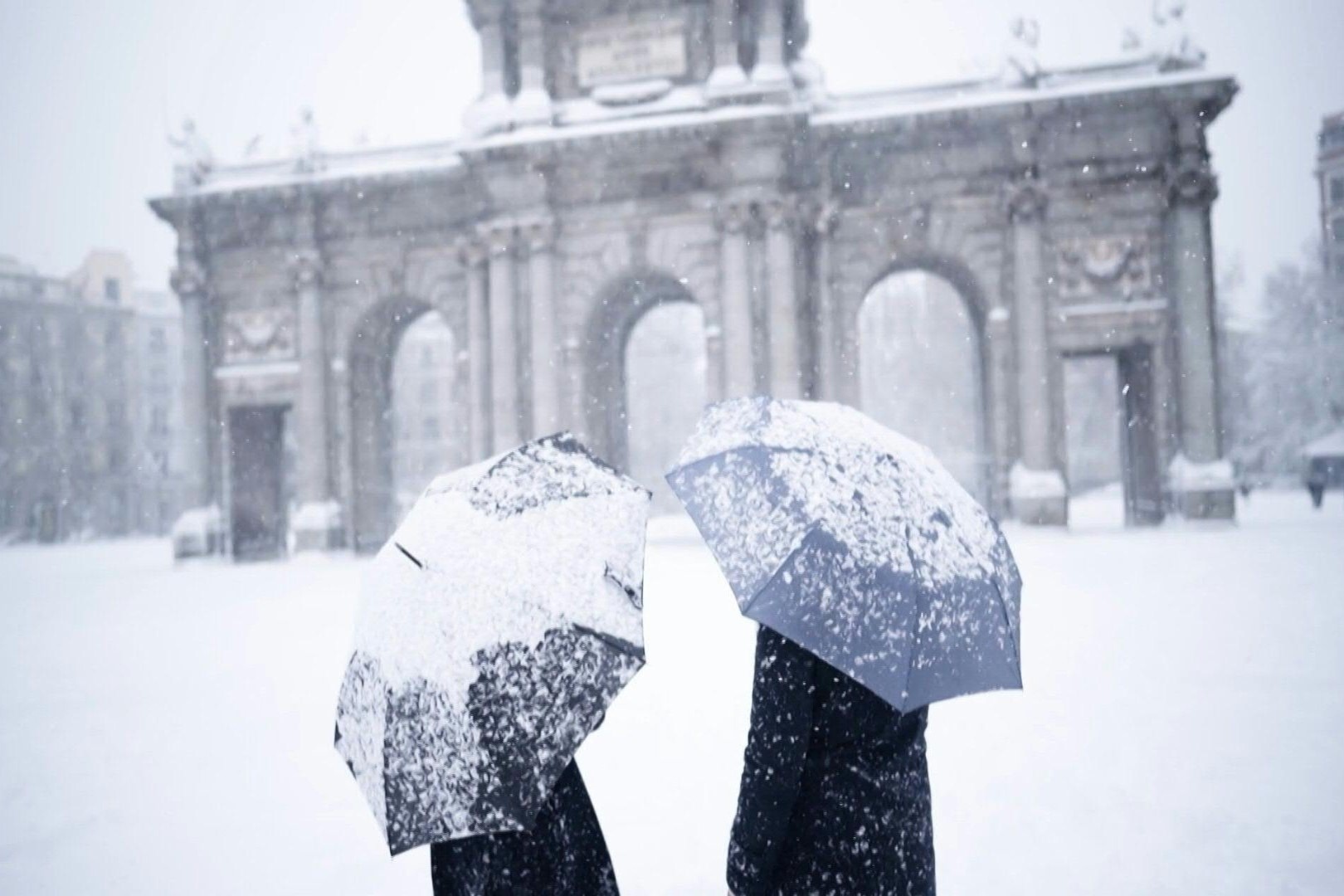 Tuyet roi day ky luc tai Tay Ban Nha hinh anh