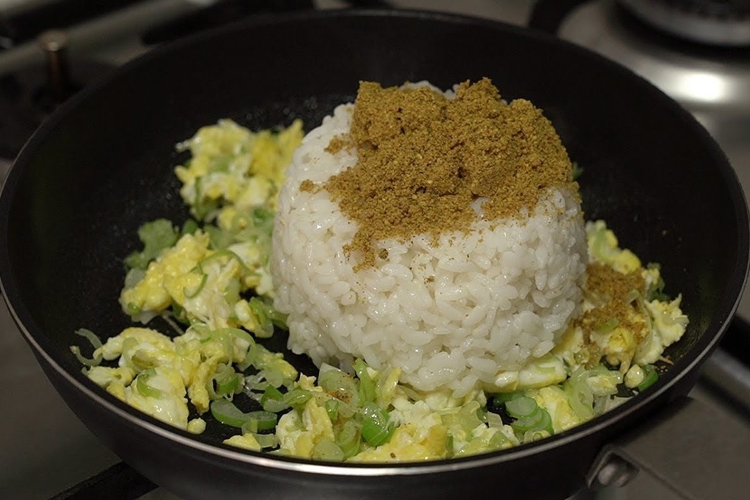 Cach lam com chien ca ri cho ngay dong lanh hinh anh