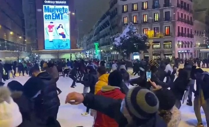 Nguoi dan Madrid do ra duong vui choi duoi tran tuyet ky luc hinh anh