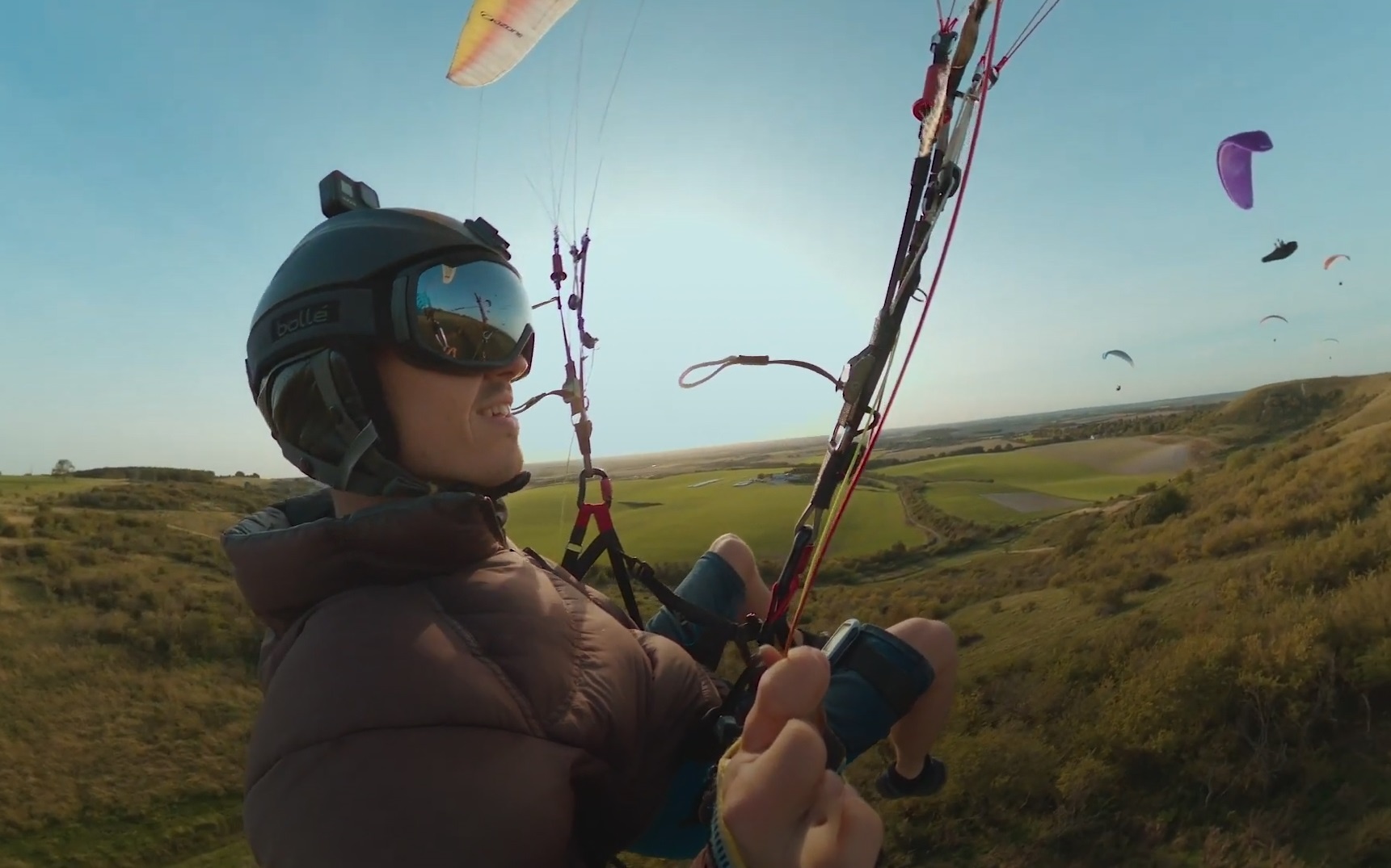 Can canh van dong vien dieu khien du luon bay xuong nui hinh anh