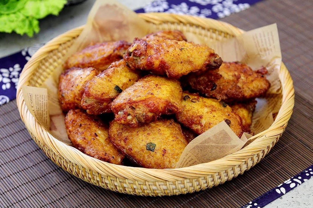 Meo uop va chien canh ga vang gion hinh anh