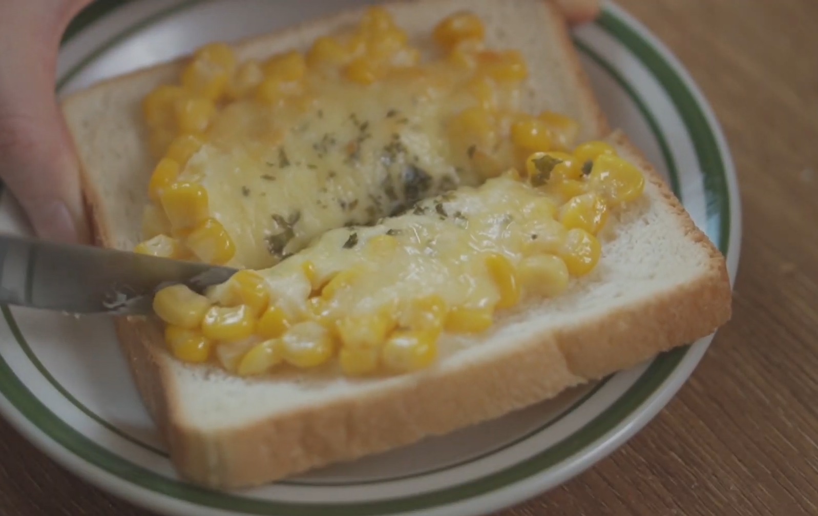 Lam banh mi nuong ngo pho mai nhanh cho bua sang hinh anh