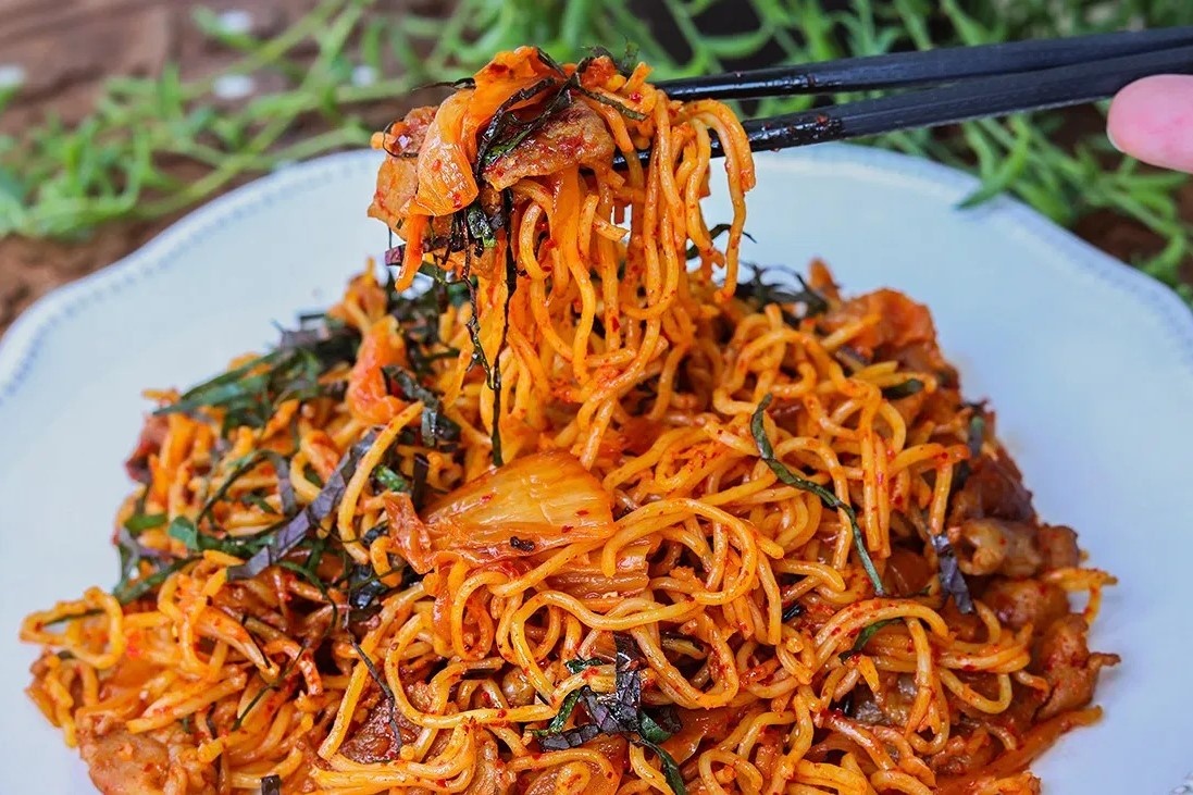 Mi xao kim chi cho nguoi an chay hinh anh