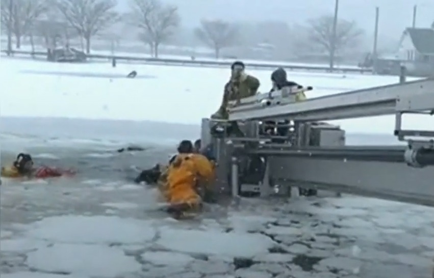 Dung can cau giai cuu 2 tai xe duoi dong song bang hinh anh