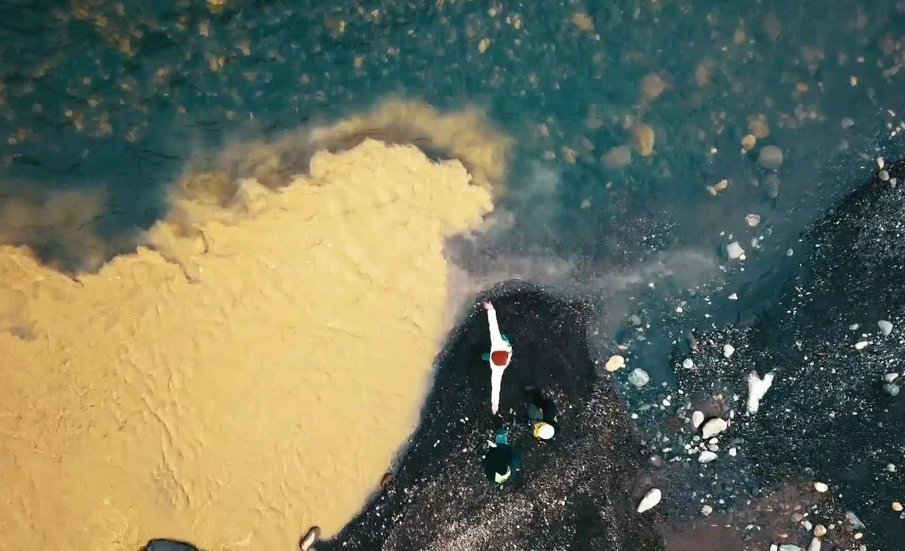 Canh quay ngoan muc khi 2 con song khac mau giao nhau hinh anh