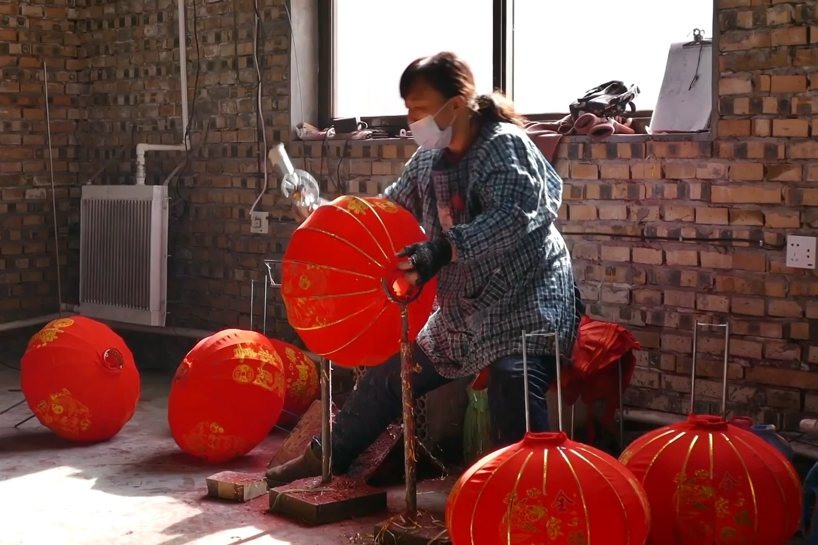 Chay dua lam den long do don Tet Nguyen dan o Trung Quoc hinh anh