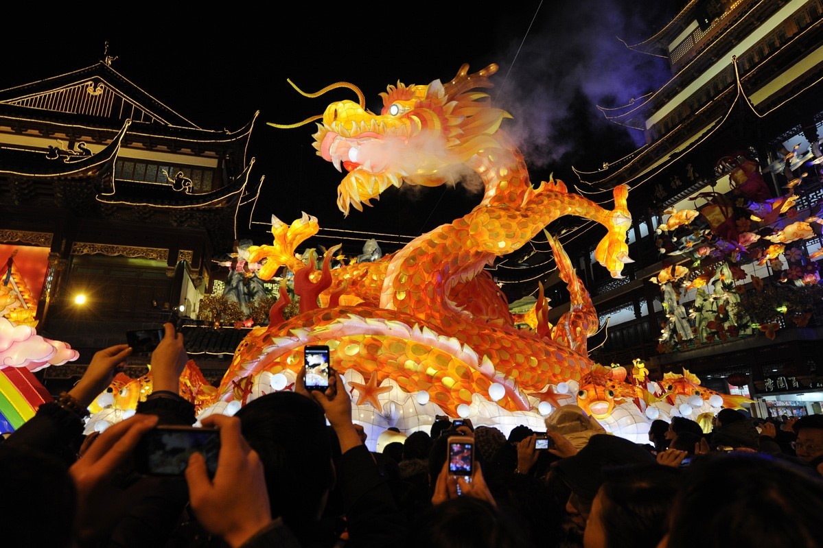 Mua rong 'phun lua' don Tet o Trung Quoc hinh anh