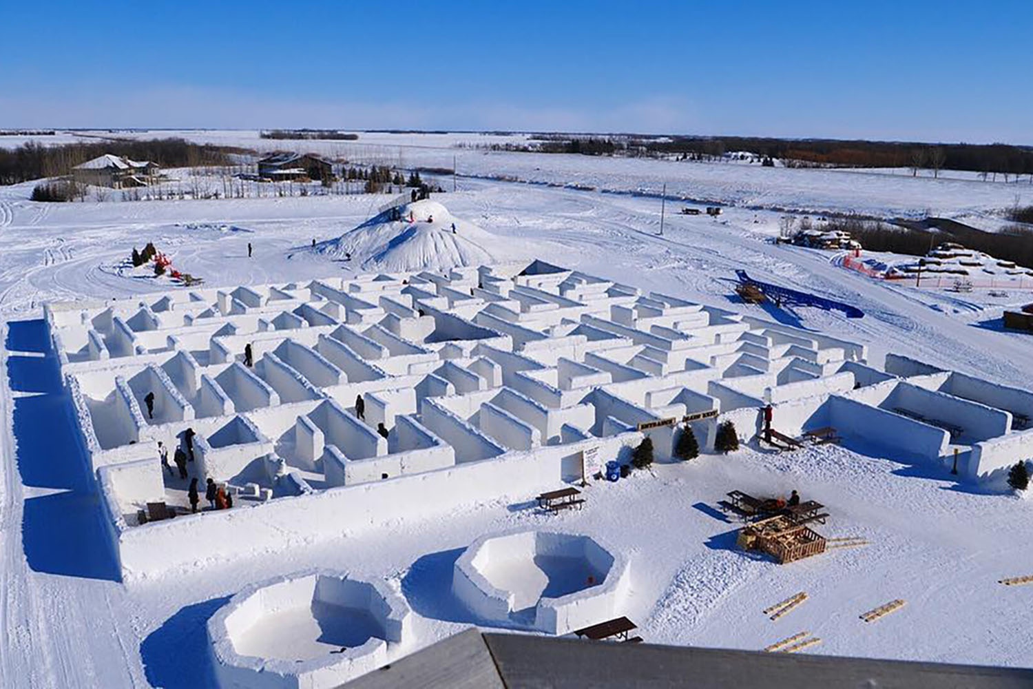 Gian cach xa hoi trong me cung tuyet lon nhat the gioi hinh anh