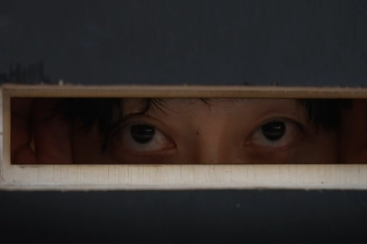 Xem bieu dien qua lo nhin trom o Nhat hinh anh