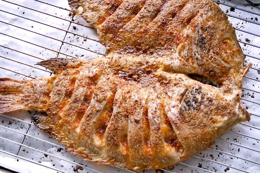 Hoc lam mon ca ro chien sot BBQ gion tan trong mieng hinh anh