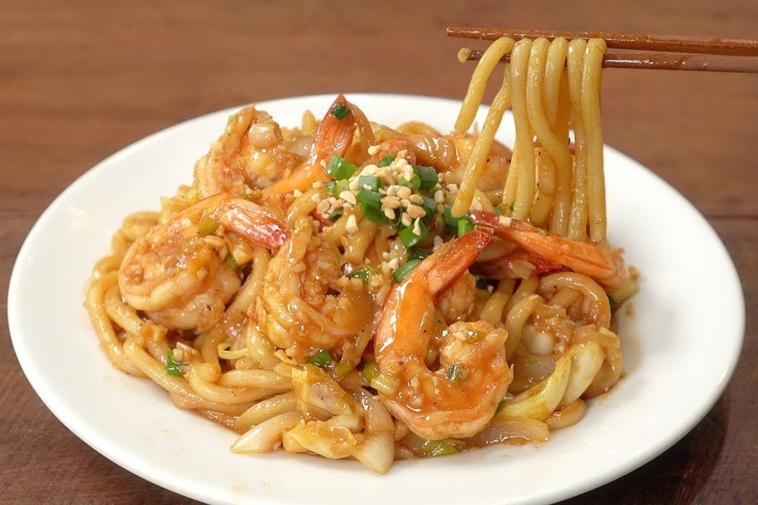 Cong thuc lam mi udon xao tom hinh anh