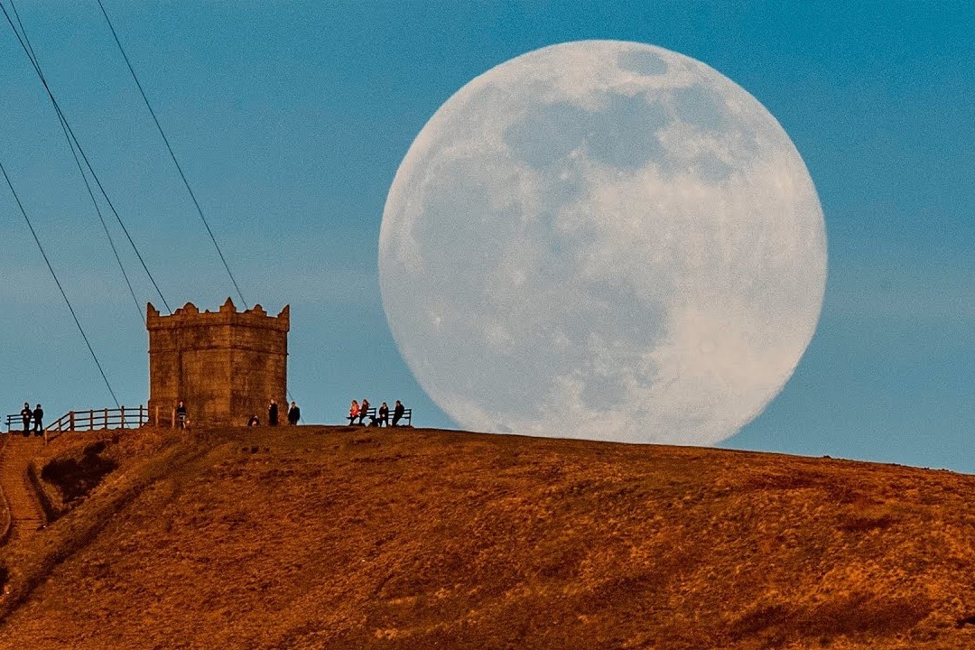 Khoanh khac Mat Trang gan Trai Dat nhat hinh anh