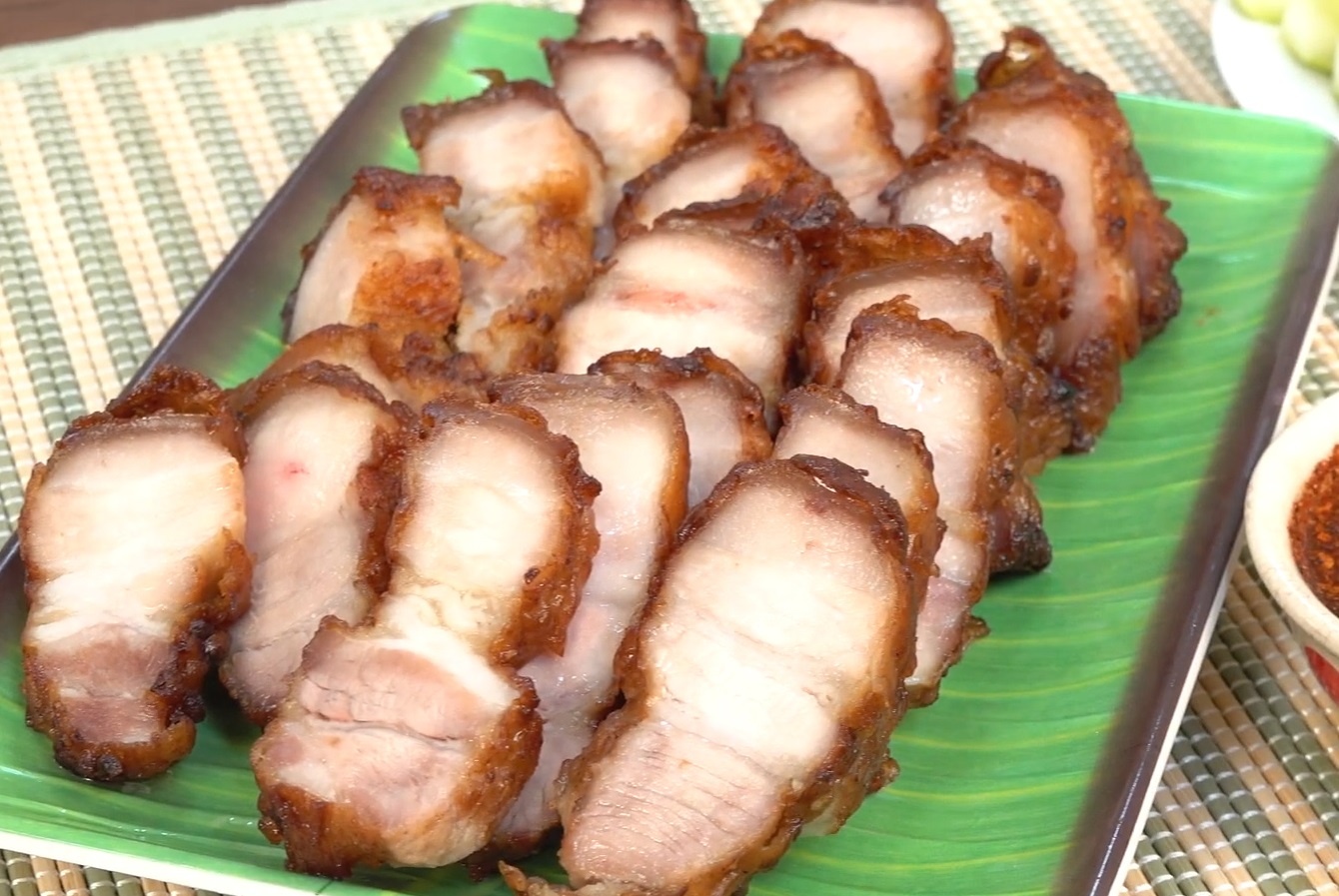 Cach lam thit ba chi heo chien gion kieu Thai hinh anh