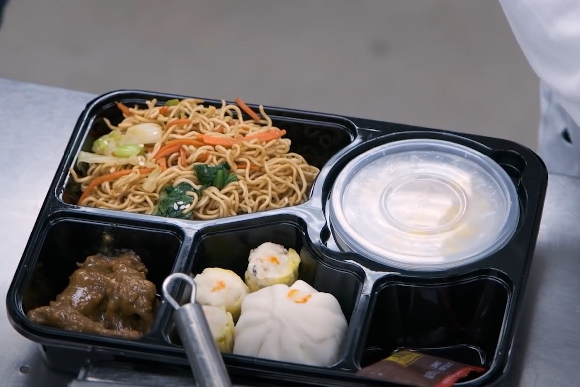 Bep hang bay ban suat an cho cac khach san cach ly hinh anh