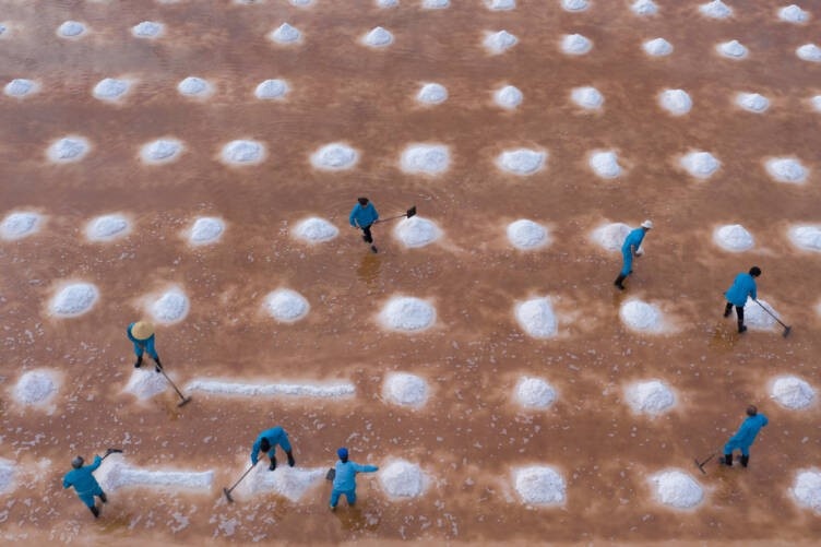 Canh khai thac muoi tren Bien Chet cua Trung Quoc hinh anh